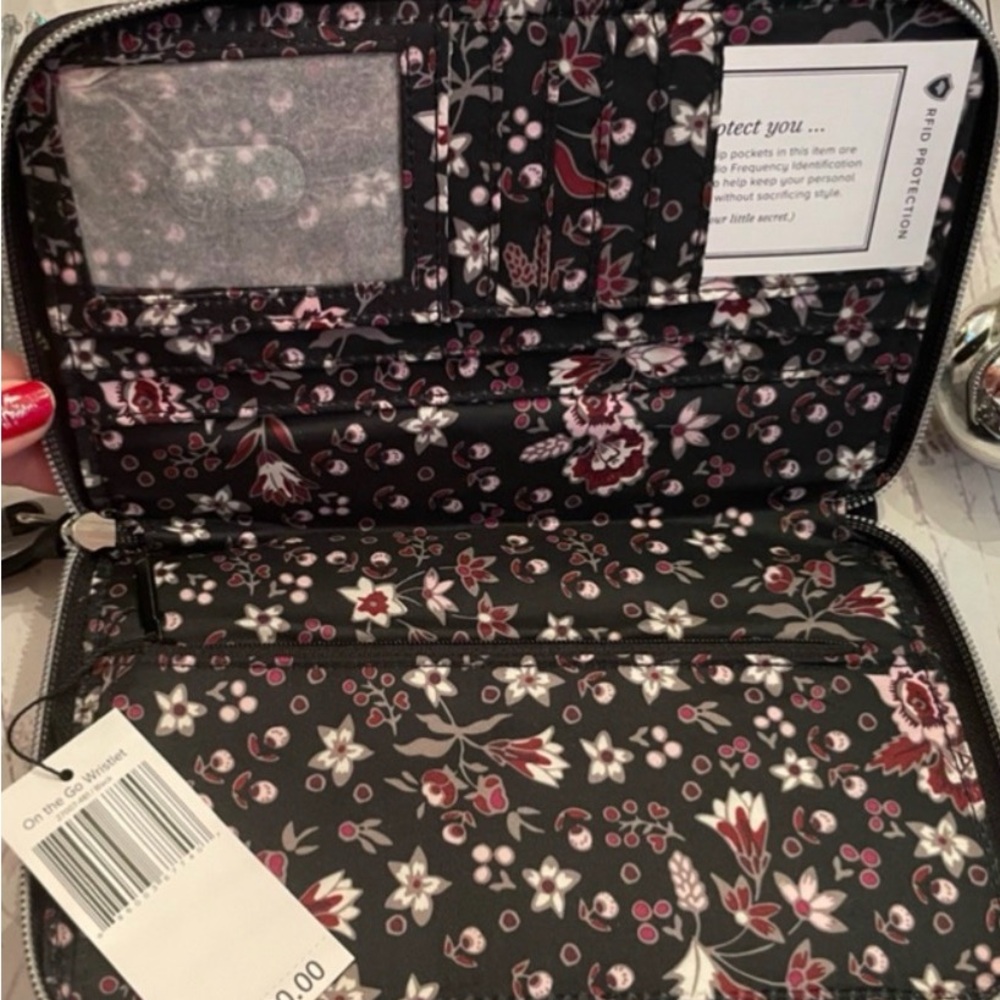 Vera Bradley Black on the Go Wristlet NWT